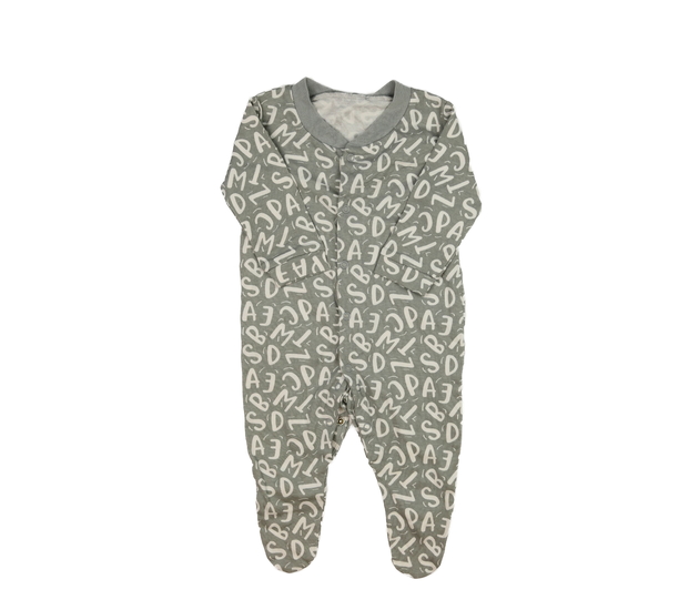 Šedý overal s písmeny 