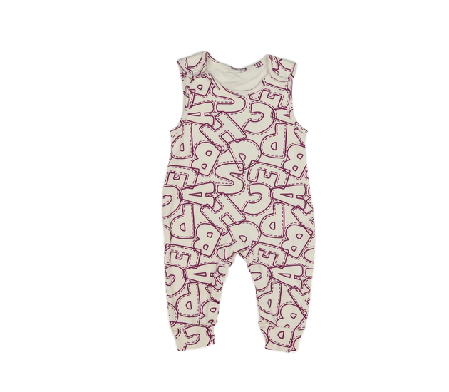 Bílý overal s fialovými písmeny 