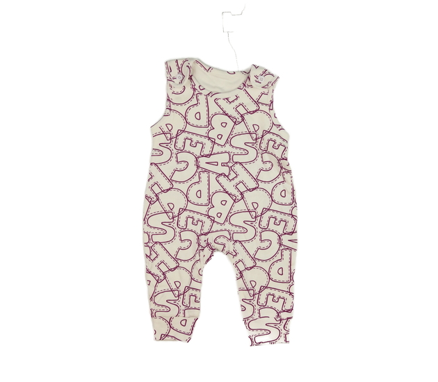 Bílý overal s fialovými písmeny 
