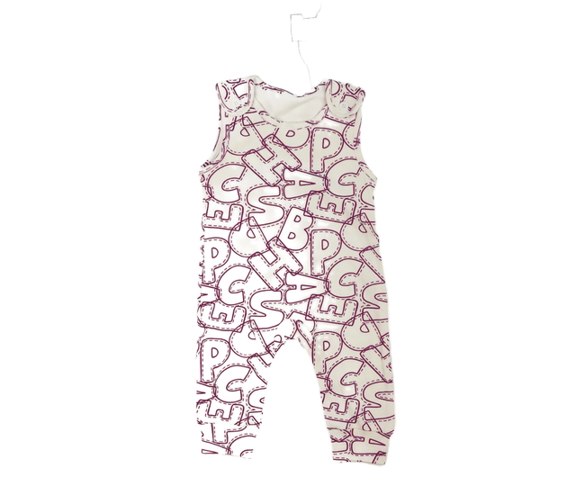 Bílý overal s fialovými písmeny 