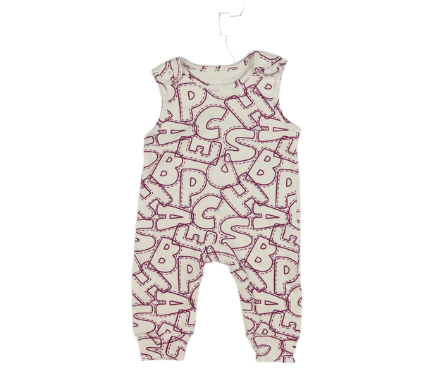 Bílý overal s fialovými písmeny 
