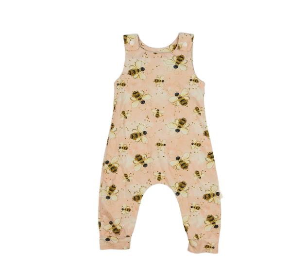 Růžový overal s včeličkami