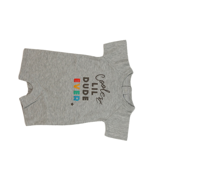 Šedý overal s nápisem 