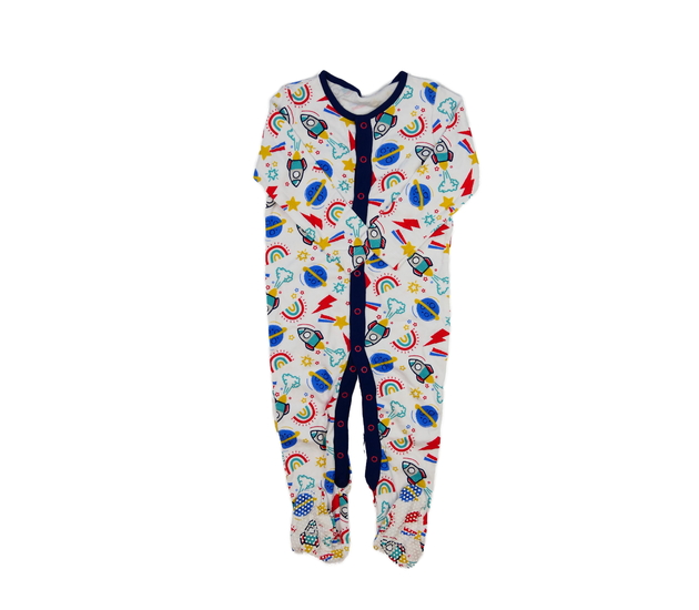 Bílý overal s vesmírnými obrázky 