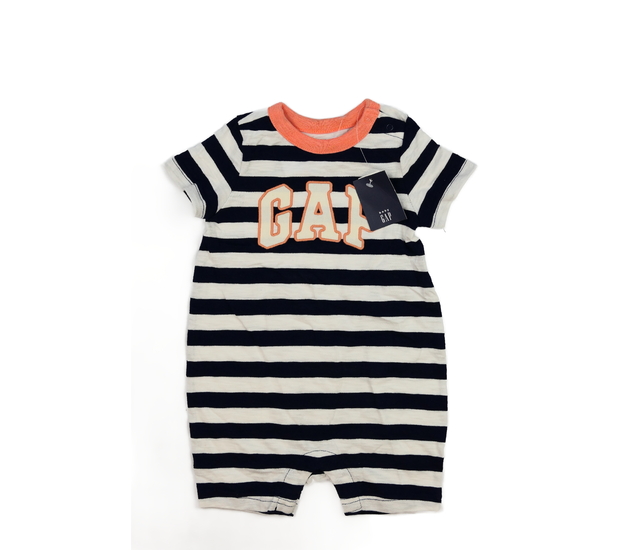 Nový pruhovaný overal Gap 