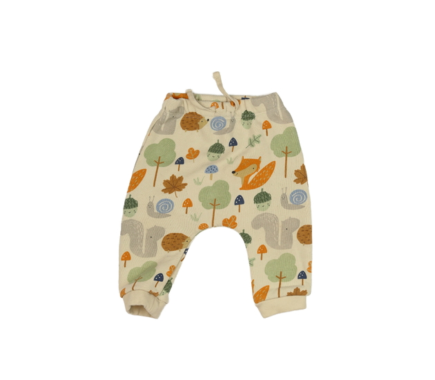 Hnědé tepláčky s motivem lesa 