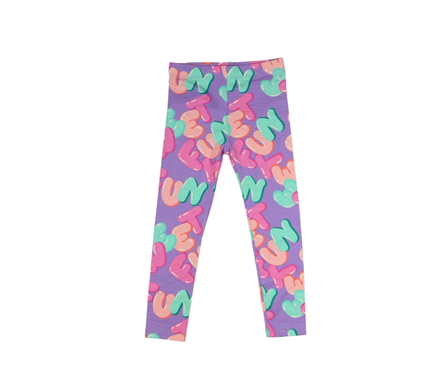 Fialové legíny s písmeny 