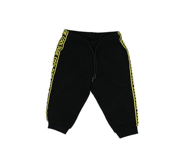 Černé tepláky se žlutými nápisy 