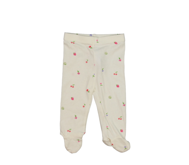 Bílé capáčky s ovocem a květinami 