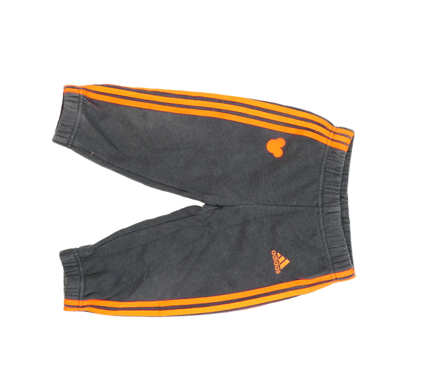 Tmavé tepláky s červenými detaily Adidas 