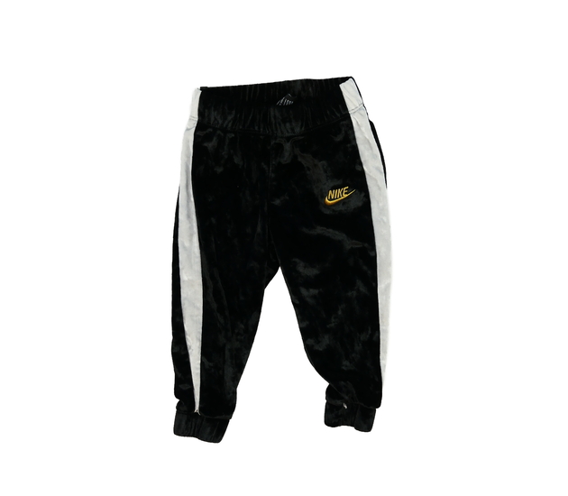 Černo-šedé semišové tepláky Nike 