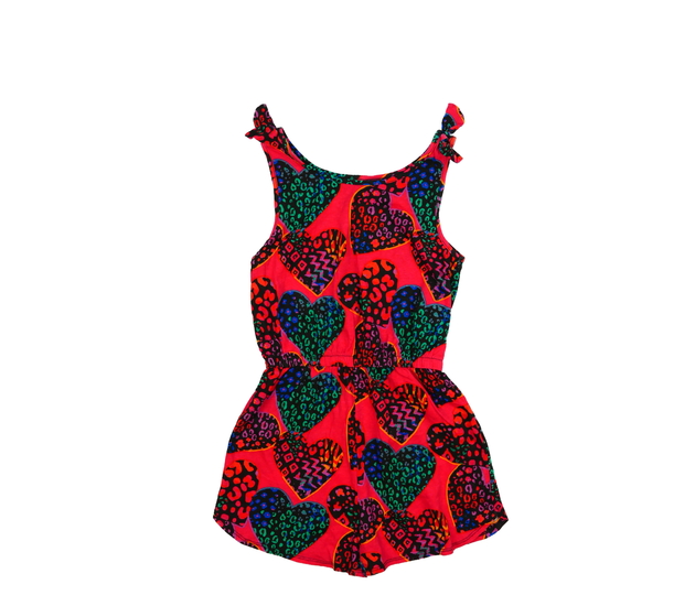 Červený kraťasový overal se srdci Tu 