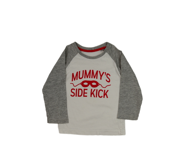 Bílé triko se šedými rukávy 