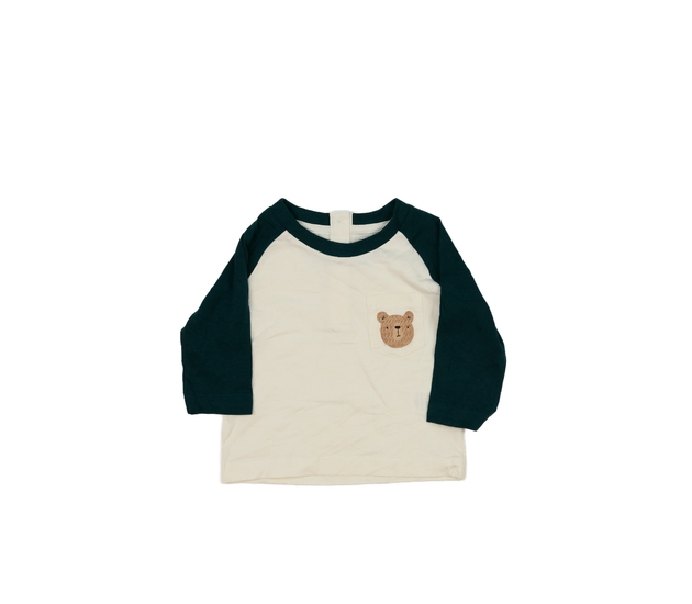 Bílé triko se zelenými rukávy 