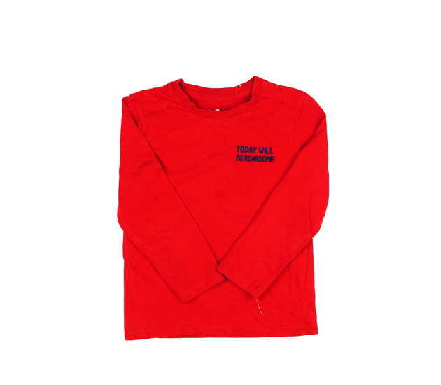 Červené triko s nápisem 