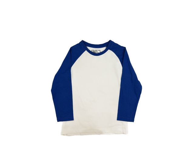 Bílé triko s modrými rukávy 