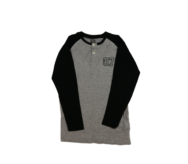 Šedé triko s černými rukávy 