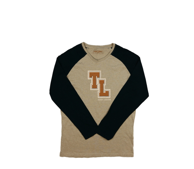 Hnědé triko s tmavými rukávy 