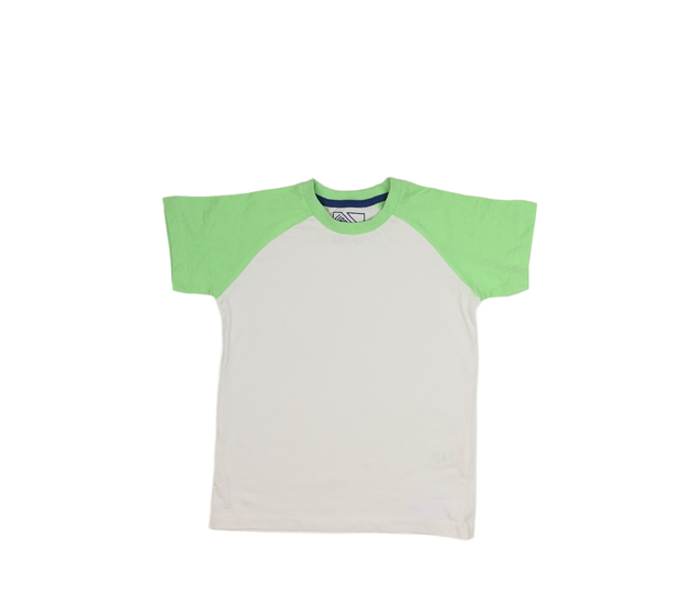 Bílé triko se zelenými rukávy 