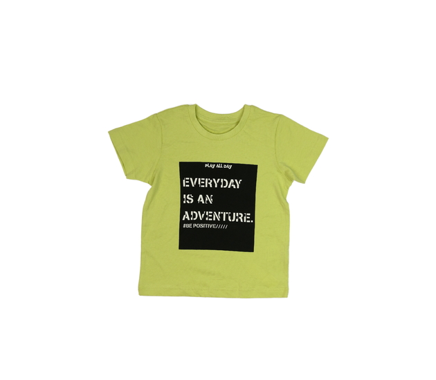 Žluté triko s nápisem