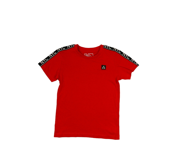 Červené triko s černými pruhy na ramenech 