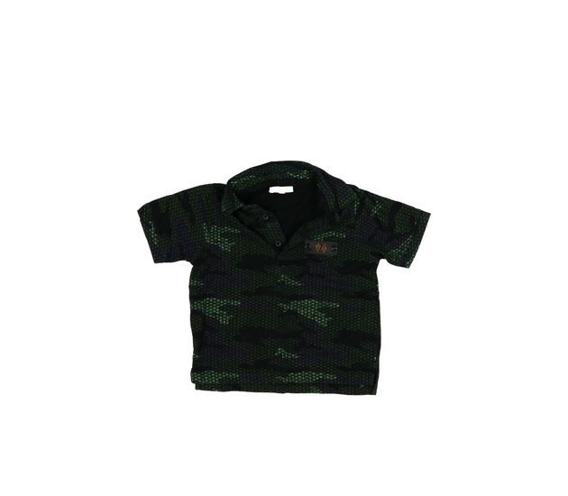 Tmavé triko s barevnými vzory a límečkem