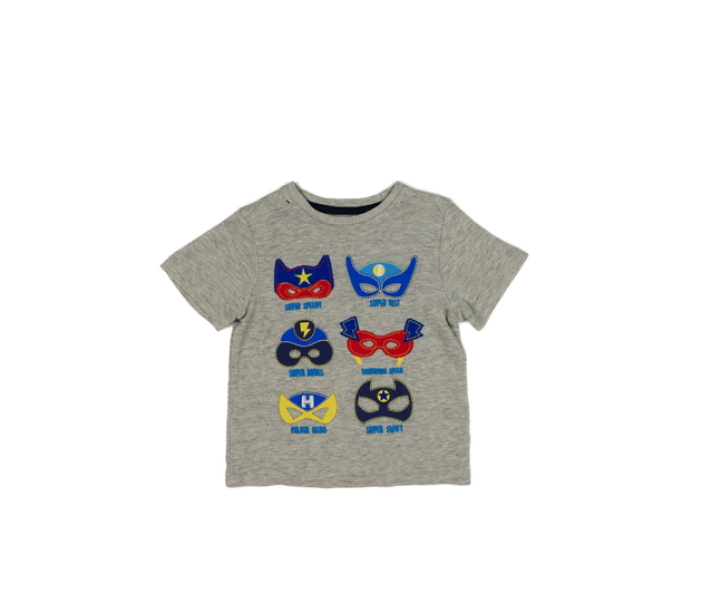 Šedé triko s maskami
