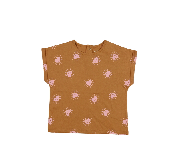 Hnědé triko se srdíčky 