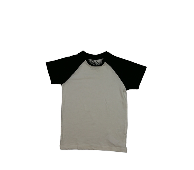 Bílé triko s černými rukávy 