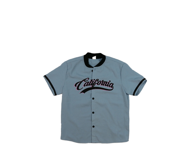 Modré triko na knoflíky s nápisem 