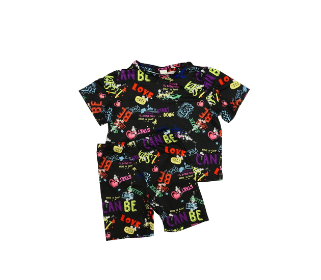 Černé pyžamo s barevnými nápisy