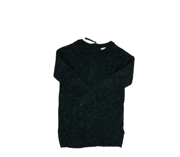 Delší černý svetr se zelenými vlákny 