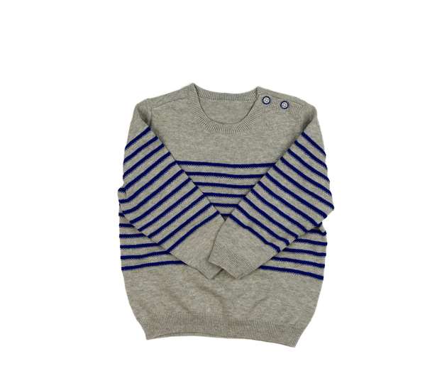 Šedý svetr s modrými pruhy 